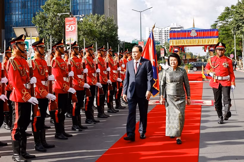 President of the Cambodian National Assembly (NA) Samdech Khuon Sudary (R) chairs a solemn welcome ceremony in Phnom Penh on November 21 afternoon for NA Chairman Tran Thanh Man. (Photo: VNA)