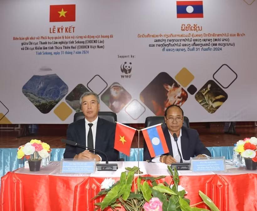 At the signing ceremony of the cooperation deal between the forest protection bodies of Vietnam’s central province of Thua Thien - Hue and Laos’ southern province of Sekong. (Photo: VNA)