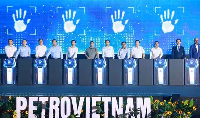 Early this month, Petrovietnam and the Petrovietnam Petroleum Technical Services Corporation (PTSC) held a series of events on oil and gas and renewable energy in Vung Tau city, with the participation of Prime Minister Pham Minh Chinh (centre). (Photo courtesy of Petrovietnam)