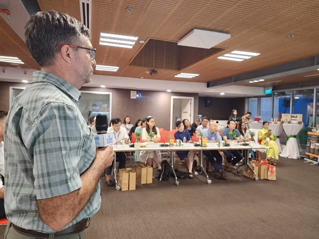 An entrepreneur pitches his ideas to the panel of experts at the workshop. (Photo: VNA) 