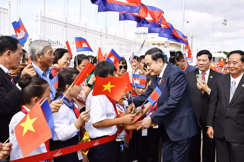 National Assembly Chairman Tran Thanh Man welcomed at Pochentong International Airport (Photo: VNA)