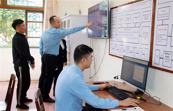 Controlling vessel movements through VMS (Photo: VNA)