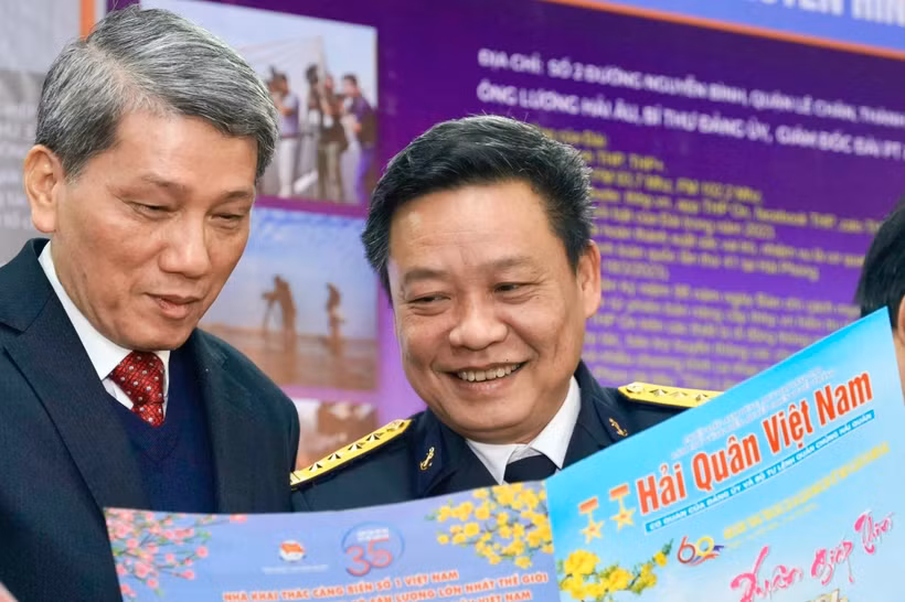 Colonel Nguyen Van Toan, Editor-in-Chief of the Hai Quan Viet Nam (Vietnam Navy) newspaper (R) is confident in the nation's comprehensive development. (Photo: VNA)