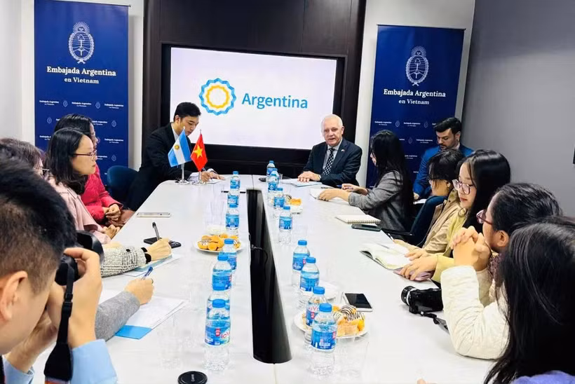 Newly-appointed Argentinian Ambassador to Vietnam Marcos A. Bednarski has a meeting with press agencies in Hanoi on December 10. (Photo: VNA)
