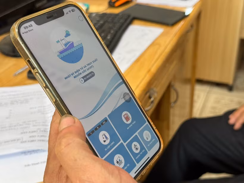 The Ministry of Agriculture and Rural Development has asked all fishing ports to control vessels and monitor seafood output through the app from July 1. (Photo: VNA)