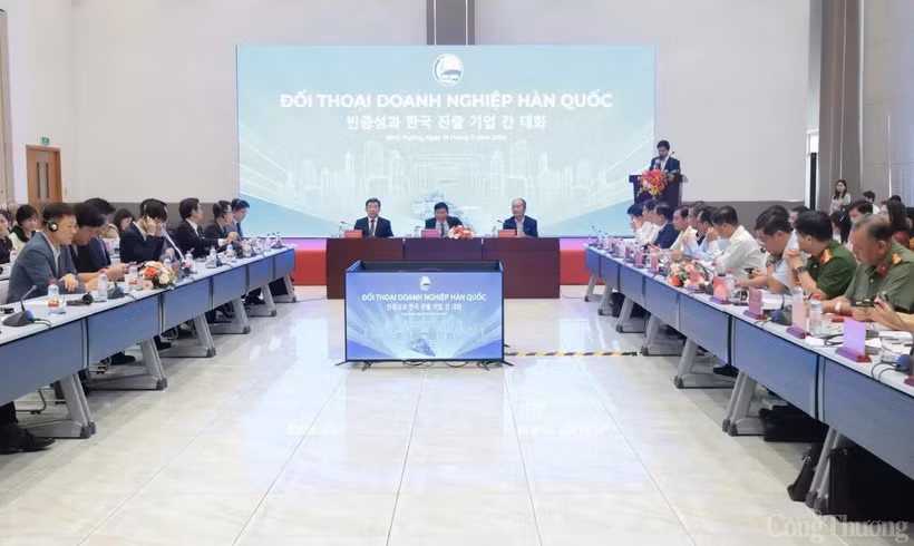 The People's Committee of the southern province of Binh Duong holds a dialogue with representatives of Korean businesses operating in the locality on November 1. (Photo: congthuong.vn)
