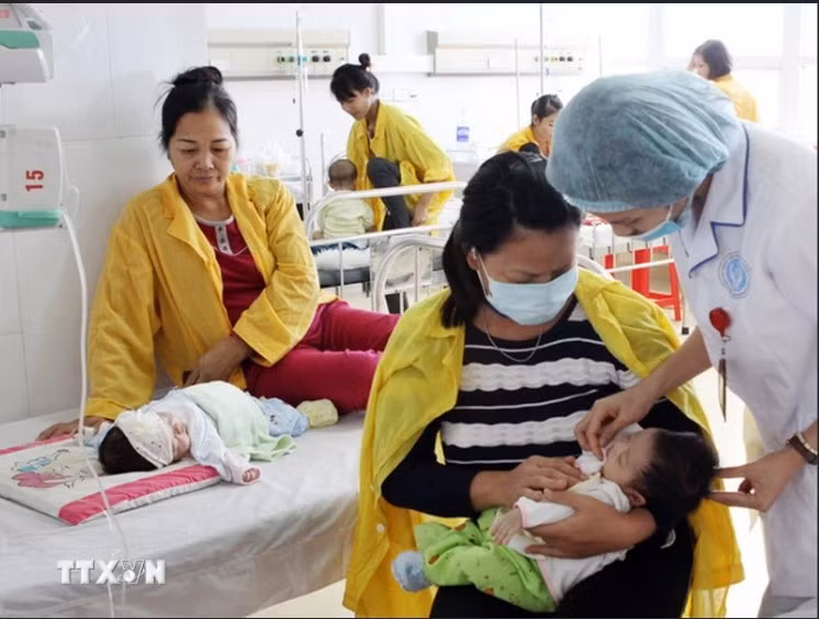 Medical staff check the health of children at Bac Giang Obstetrics and Pediatrics Hospital (Photo: VNA)
