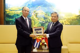 Secretary of the provincial Party Committee Vu Dai Thang (R) and Cuban Ambassador to Vietnam Rogelio Polanco Fuentes at their meeting on October 13 (Photo: VNA)
