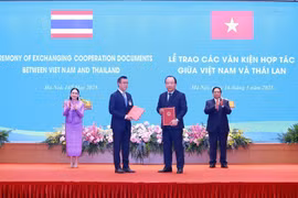 Prime Minister Pham Minh Chinh and Thai Prime Minister Paetongtarn Shinawatra witnessed the exchange of the MoU between the Ministry of Industry and Trade and Thailand's Central Group. (Photo: VNA)