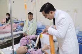 Resolution No.72-NQ/TW sets sights on better health care for the people. (Photo: VNA)
