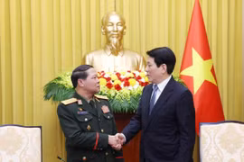 State President Luong Cuong (R) meets Lieutenant General Vongsone Inpanphim (Photo: VNA)