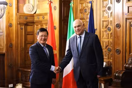 Deputy Minister of Justice Mai Luong Khoi (L) in a meeting with Italian Minister of Justice Carlo Nordio (Photo: VNA)