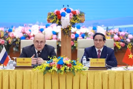 PM Pham Minh Chinh (R) and his Russian counterpart Mikhail Vladimirovich Mishustin at the high-level business dialogue in Hanoi on January 15 (Photo: VNA)
