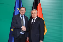 Deputy Prime Minister Nguyen Hoa Binh (R) and Vice-President of the German Bundestag Bodo Ramelow (Photo: VNA)