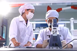 Scientific research at the laboratory of CVI Pharma High-tech Pharmaceutical Factory (Photo: hanoimoi.vn)