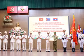 The ceremony held on August 16 to honour collectives and individuals of the Vietnamese Ministry of Public Security with prestigious orders from Laos and Cuba. (Photo: VNA)
