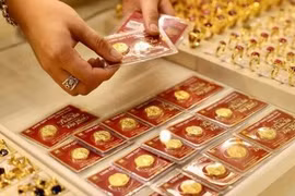 Vietnam is considering the establishment of a gold exchange to ensure market stability. (Photo: VNA)
