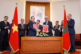 Chairman of the Vietnamese National Assembly Tran Thanh Man (left) and Speaker of the Moroccan House of Representatives Rachid Talbi Alami sign a cooperation agreement between the two parliaments in Rabat on July 25. (Photo: VNA)