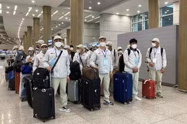 Hundreds of thousands of Vietnamese workers abroad contribute 6.5-7 billion USD in annual remittances. (Photo: VNA)