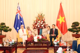 Secretary of the municipal Party Committee Tran Luu Quang (R) meets with Governor-General of Australia Sam Mostyn on September 12. (Photo: VNA)