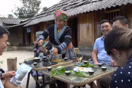 Traditional Mong ethnic costumes shine in Suoi Giang commune