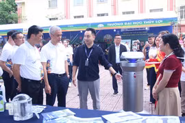 Delegates visit an exhibition of innovative products at Thuy Loi University on the World Intellectual Property Day. (Photo: hanoimoi.vn)
