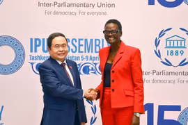 National Assembly Chairman Tran Thanh Man (left) meets with Inter-Parliamentary Union (IPU) President Tulia Ackson in Tashkent, Uzbekistan, on April 6. (Photo: VNA)