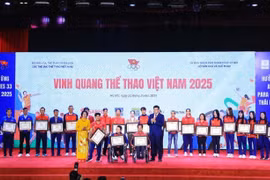 Athletes and coaches receives their certificates and awards for their remarkable achievement in the past year at the Vietnam Sport Glory Day in Hanoi on March 22. (Photo: VNA)