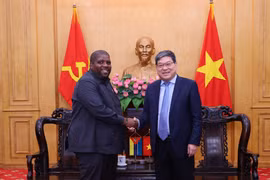 Assoc. Prof. Dr. Nguyen Duy Bac, Standing Vice President of the Ho Chi Minh National Academy of Politics (R), and Chakil Felizardo Aboobacar, Secretary General of the ruling Mozambique Liberation Front Party, at the meeting on April 28 (Photo: VNA)