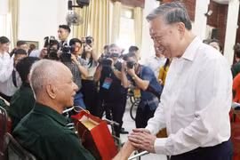 Party General Secretary To Lam presents gifts to war veterans at Thuan Thanh Wounded Veteran Nursing Centre in Bac Ninh province on July 15. (Photo: VNA)