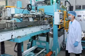 Vietnam Rice Compay Limited in Dong Thap province has invested in a modern rice packaging line for export. (Photo: nhandan.vn)