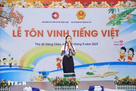Vila Xaynhavong from the Nguyen Du Lao-Vietnamese bilingual school in her Vietnamese storytelling performance at the ceremony (Photo: VNA)