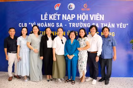 Former State Vice President Truong My Hoa (fourth from left) and representatives from Lavite Corporation. (Photo: VNA)