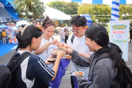 Festival-goers try local staples at Vietravel Airlines booth. (Photo: VNA)