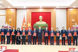 Party General Secretary To Lam presents decisions on the authority, functions, tasks, organisational structures, and working relations of the 13 agencies. (Photo: VNA)