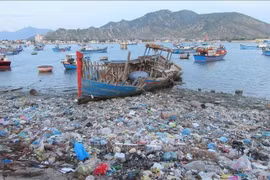 Over 11 million tonnes of plastic end up in the oceans each year, threatening biodiversity, food chain, and livelihoods of millions of people. (Photo: VNA)