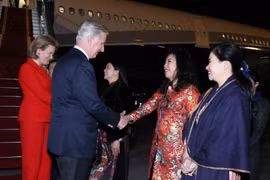 Belgian King Philippe (L) and Queen Mathilde are welcomed at the Noi Bai International Airport on March 31. (Photo: VNA)