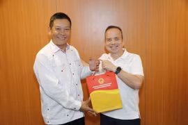 Vietnamese Ambassador to Venezuela Vu Trung My (L) and Portuguesa’s deputy governor in charge of economic development Vicente Boscan (Photo: VNA)