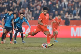 Nguyen Xuan Son (12) dispatching the penalty to open the score for Vietnam. (Photo: VNA)