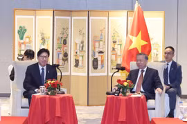 Party General Secretary To Lam (R) receives Busan Mayor Park Hyeong Jun on August 13. (Photo: VNA)