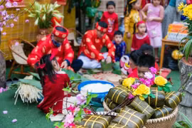 Families and neighbours are brought together in a time-honoured tradition – the making of chung or tet cakes that often lasts through the night. (Photo: VNA)