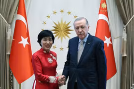 Vietnamese Ambassador to Türkiye Dang Thi Thu Ha (L) and Turkish President Recep Tayyip Erdogan (Photo: VNA)
