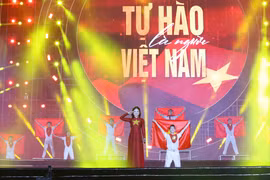 A performance at the cultural extravaganza held in Hanoi on August 17 evening. (Photo: VNA)