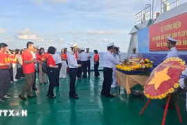 The delegation commemorate the heroes and martyrs who sacrificed their lives to defend national sovereignty. (Photo: VNA)