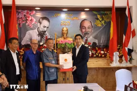 Vietnamese Ambassador Pham Viet Hung meets with the OVs in Sakaeo province, Thailand. (Photo: VNA)