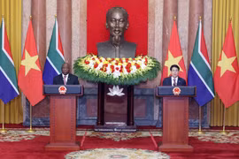 Vietnamese State President Luong Cuong (R) and South African President Matamela Cyril Ramaphosa at the press briefing in Hanoi on October 23. (Photo: VNA)