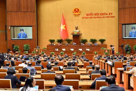 A resolution on the investment policy of the Lao Cai – Hanoi – Hai Phong railway project is approved at the the 15th NA's 9th extraordinary session in Hanoi on February 19. (Photo: VNA)
