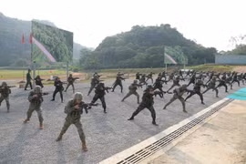 Throughout the 10-day event, the two ground forces maintain close coordination and strictly follow training plans. (Photo: VNA) 