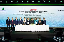 The signing ceremony for the credit contract worth over 1 billion USD between Vietcombank and Petrovietnam on October 7 (Photo: VNA)