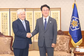 Politburo member, Party Central Committee Secretary and President of the Vietnam Fatherland Front Central Committee Do Van Chien (L) meets with RoK Prime Minister Kim Min Seok on July 31. (Photo: VNA)